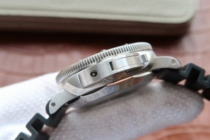 Panerai Luminor Submersible PAM682 Rubber Strap Watch00610