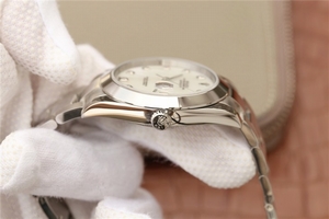 Replica AAA Rolex DateJust 41mm 126300 White MOP Dial Diamonds Markers Bracelet Watch00895