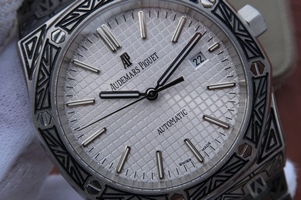 Replica Hot Audemars Piguet Royal Oak 41mm Engraved Case White Textured Dial Bracelet Watch01249